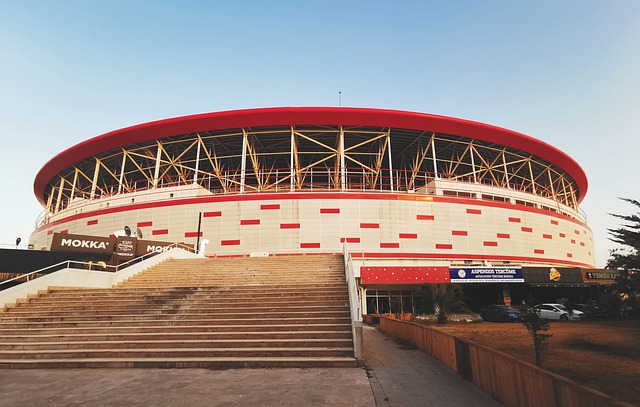 新春走基层·记者体验360行丨滑雪巡救员：冰雪运动的安全守护者.